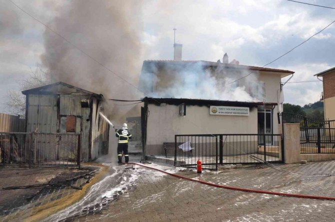Kaynak Makinesinden Çıkan Kıvılcım Mazot Deposunu Tutuşturdu