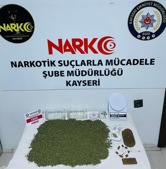 Esrarı Çatıdaki Kiremitler Altına Zulalayan Uyuşturucu Taciri Polisten Kaçamadı