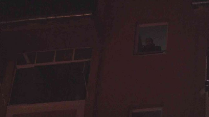 Oturduğu Evi Yaktı, Ekipler Seferber Oldu