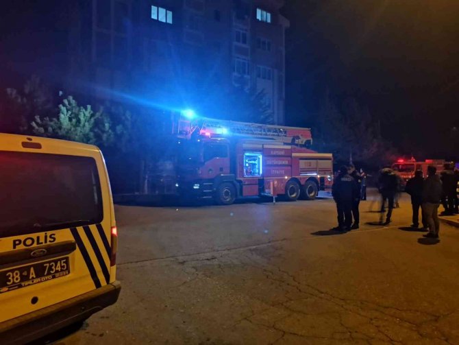 Oturduğu Evi Yaktı, Ekipler Seferber Oldu