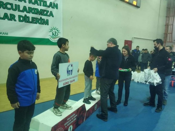 Minik Güreşçiler Kıran Kırana Güreşti