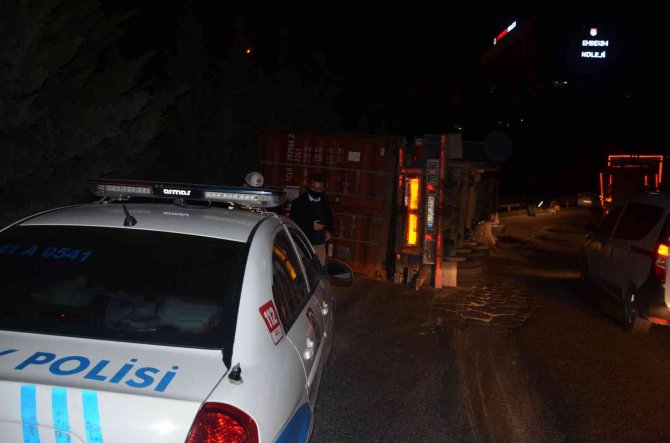 Gebze’de Virajı Alamayan Tır Devrildi: 1 Yaralı