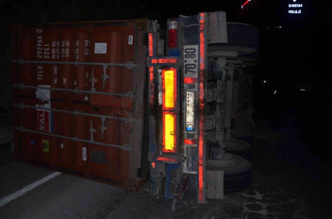 Gebze’de Virajı Alamayan Tır Devrildi: 1 Yaralı