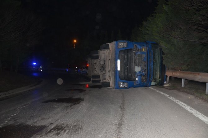 Gebze’de Virajı Alamayan Tır Devrildi: 1 Yaralı
