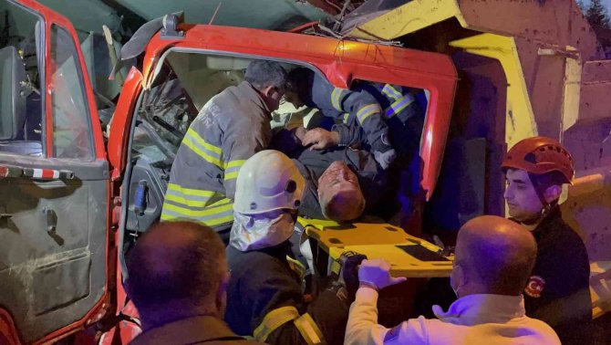 Freni Boşalan Kamyon İstinat Duvarına Çarptı: 2 Yaralı