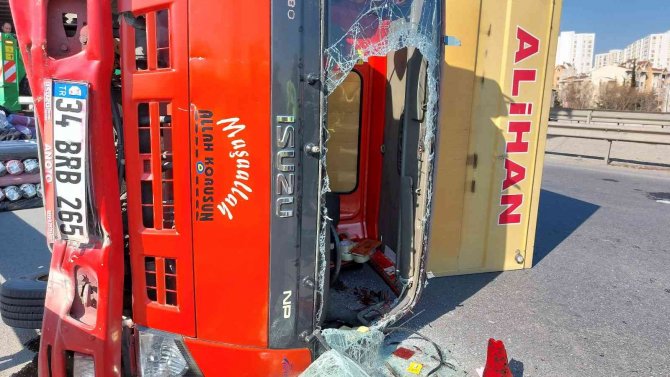 Tem’de Kontrolden Çıkan Kamyon Devrildi: 2 Yaralı