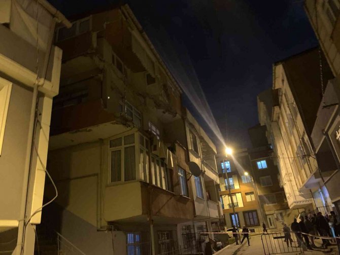 Küçükçekmece’de 3 Katlı Binanın Balkonu Çöktü