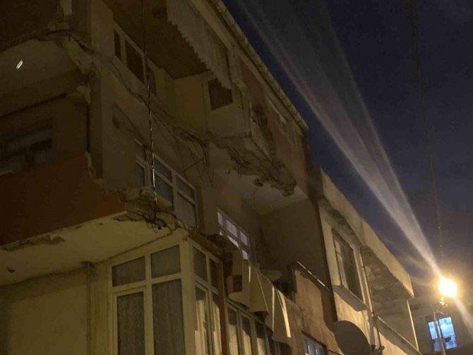 Küçükçekmece’de 3 Katlı Binanın Balkonu Çöktü