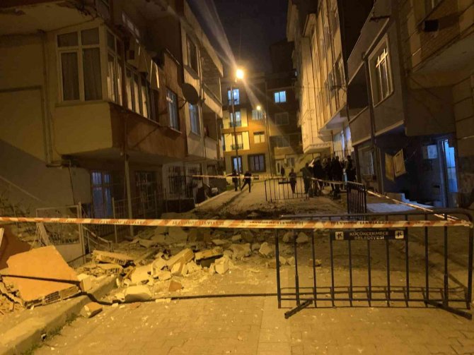Küçükçekmece’de 3 Katlı Binanın Balkonu Çöktü