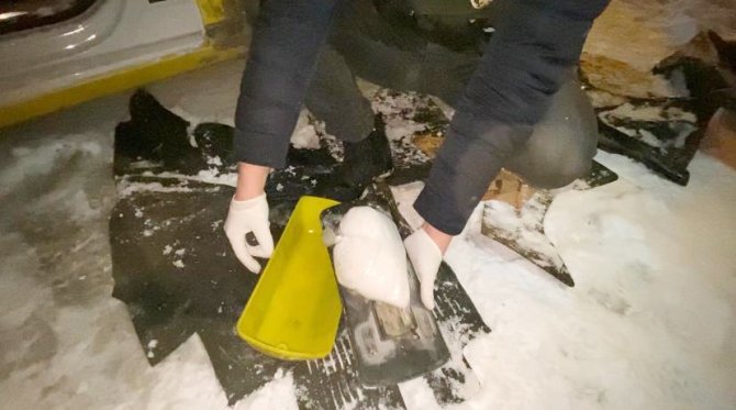 Taksinin Tepe Lambasını Uyuşturucu Zulasına Çeviren 4 Kişi Yakalandı