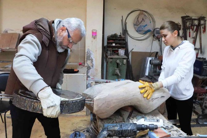 Omü’lü Öğretim Görevlisinin Yaptığı Heykeller Türkiye’yi Süslüyor