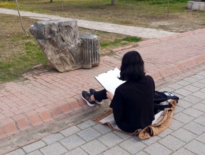 Lisesi Öğrencileri Tarihi Eserlerin Resimlerini Çizdi