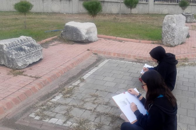 Lisesi Öğrencileri Tarihi Eserlerin Resimlerini Çizdi