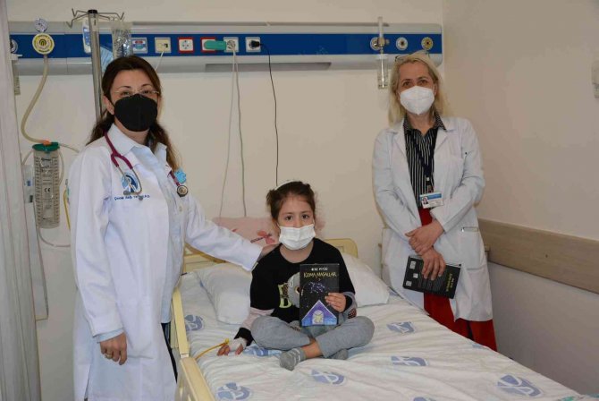 Doktor Anneden Hasta Çocuklara Kıtap Hediyesi