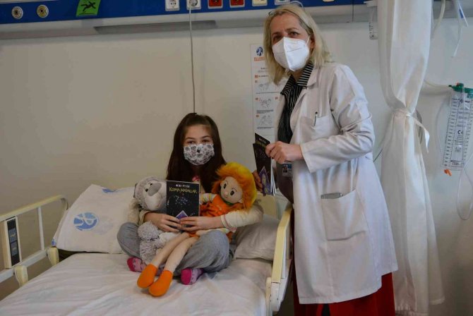 Doktor Anneden Hasta Çocuklara Kıtap Hediyesi