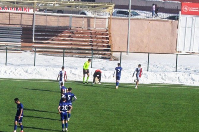 Sahaya Giren Davetsiz Misafire Hakem Müdahalesi