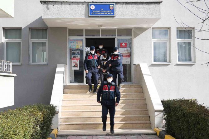 Film Gibi Dolandırıcılık Operasyonu, 32 Saat Boyunca Ormanlık Alanda Kaçan Şüpheli Altınlarla Karavanda Yakalandı