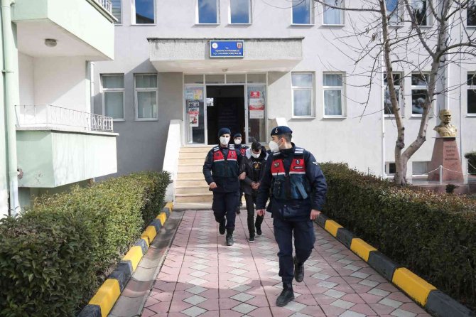 Film Gibi Dolandırıcılık Operasyonu, 32 Saat Boyunca Ormanlık Alanda Kaçan Şüpheli Altınlarla Karavanda Yakalandı