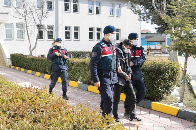 Film Gibi Dolandırıcılık Operasyonu, 32 Saat Boyunca Ormanlık Alanda Kaçan Şüpheli Altınlarla Karavanda Yakalandı