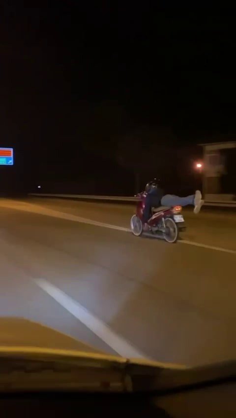 Hem Kendini, Hem De Trafikteki Diğer Sürücüleri Tehlikeye Attı