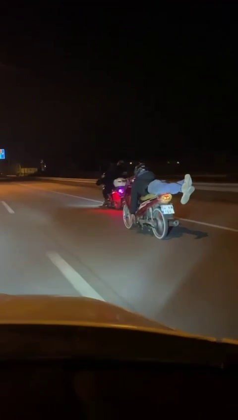 Hem Kendini, Hem De Trafikteki Diğer Sürücüleri Tehlikeye Attı