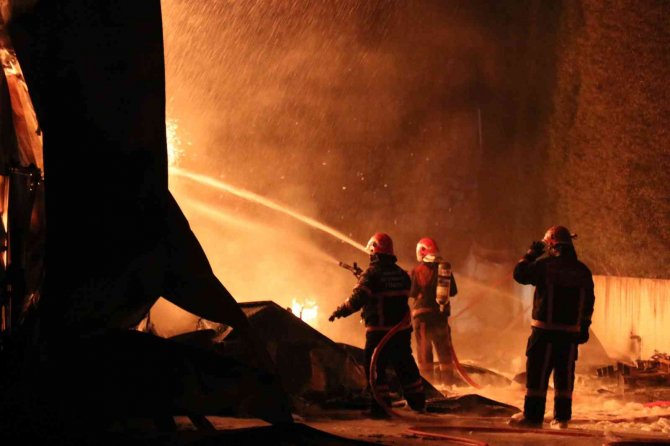Sakarya’da Ambalaj Fabrikası Alev Alev Yanıyor