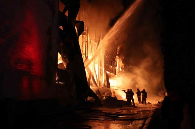 Sakarya’da Ambalaj Fabrikası Alev Alev Yanıyor