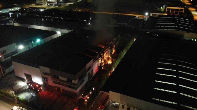 Korkutan Fabrika Yangını 2 Saat Sonra Kontrol Altına Alındı
