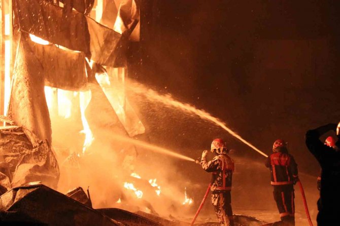 Sakarya’da Ambalaj Fabrikası Alev Alev Yanıyor