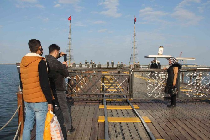 Güneşi Fırsat Bilen Sahile Akın Etti