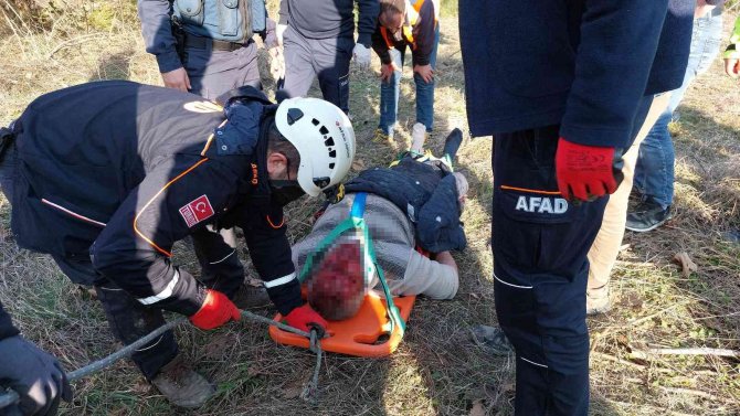 Uçurumdan Dereye Yuvarlanan Otomobildeki Yaralılar Halat Yardımıyla Çıkartıldı