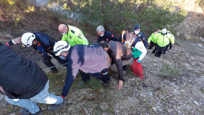 Uçurumdan Dereye Yuvarlanan Otomobildeki Yaralılar Halat Yardımıyla Çıkartıldı