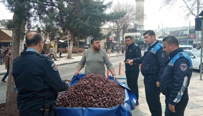 Şanlıurfa’da Küflenmiş Yarım Ton Hurma Ele Geçirildi