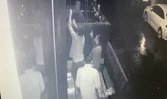 İ̇stanbul’da Silahlı Kat Çıkma Kavgası Kamerada: 1’i Polis 2 Yaralı