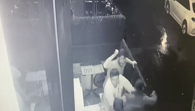 İ̇stanbul’da Silahlı Kat Çıkma Kavgası Kamerada: 1’i Polis 2 Yaralı