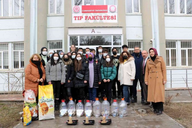 Atık Malzemelerden Kap Yapıp Sokak Hayvanları İçin Yem Bıraktılar