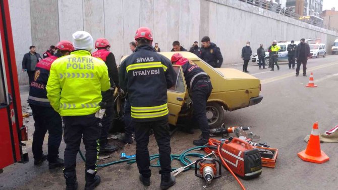 Sivas’ta İşçi Servisi İle Çarpışan Otomobilin Sürücüsü Hayatını Kaybetti