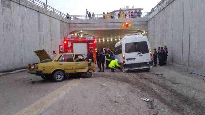 Sivas’ta İşçi Servisi İle Çarpışan Otomobilin Sürücüsü Hayatını Kaybetti