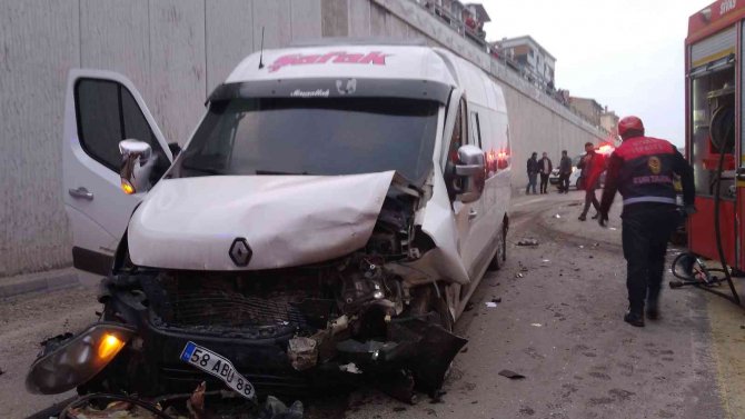 Sivas’ta Otomobil İle İşçi Servisi Çarpıştı: 12 Yaralı