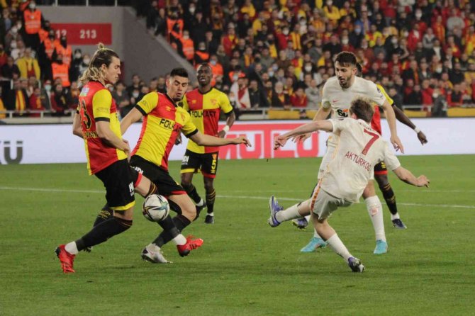 Spor Toto Süper Lig: Göztepe: 2 - Galatasaray: 3 (Maç Sonucu)