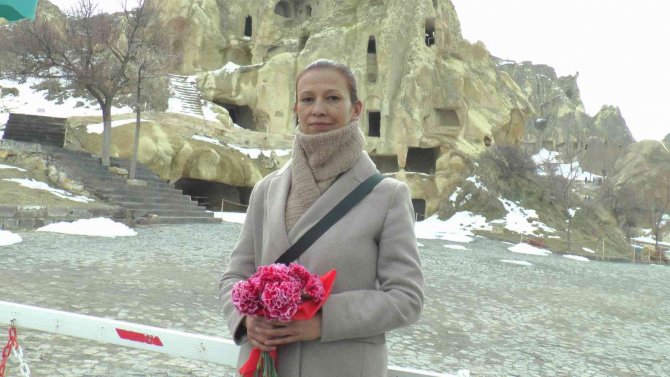 Rehberler; Turistleri Çiçeklerle Karşıladılar