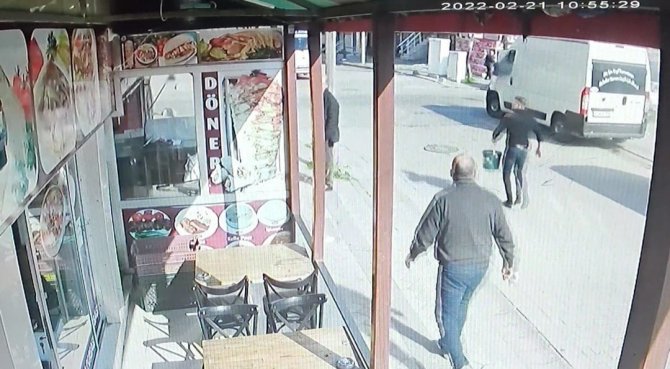 Sultangazi’de Park Halindeki Araç Alev Aldı