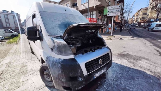 Sultangazi’de Park Halindeki Araç Alev Aldı