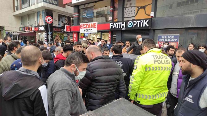 Sultangazi’de İşe Başladığı Gün Kaza Yapan Motokuryenin Bacağı Kırıldı