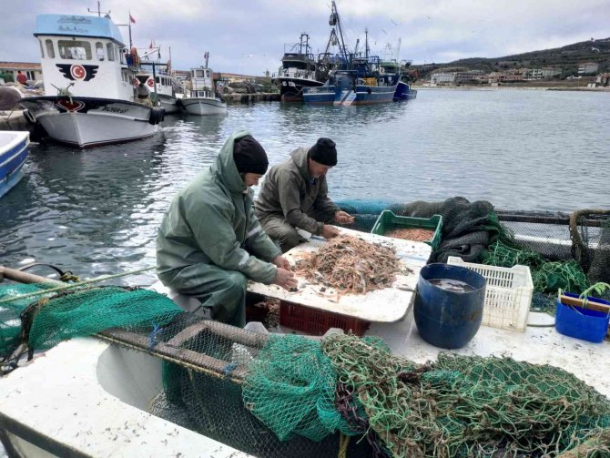 Limanı Kapatan Çakıllar Temizleniyor