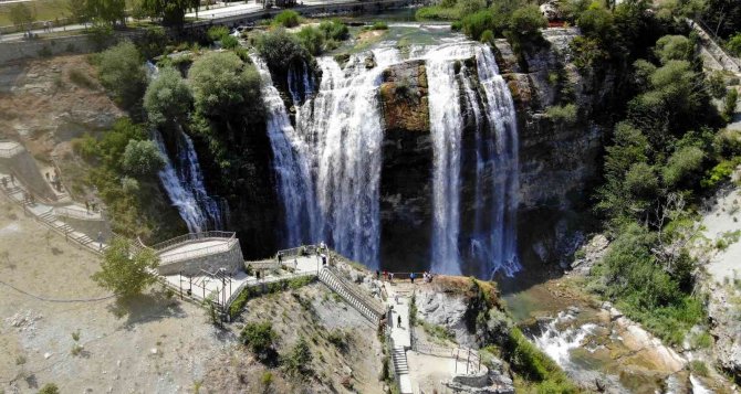 Asya Ve Avrupa’nın En Yüksek Şelalesi Olan Tortum Şelalesi’nde Bir Damla Su Kalmadı