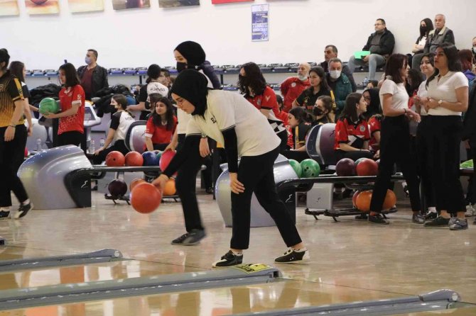 Türkiye’nin En Büyük Bowling Salonunda Şampiyona Heyecanı