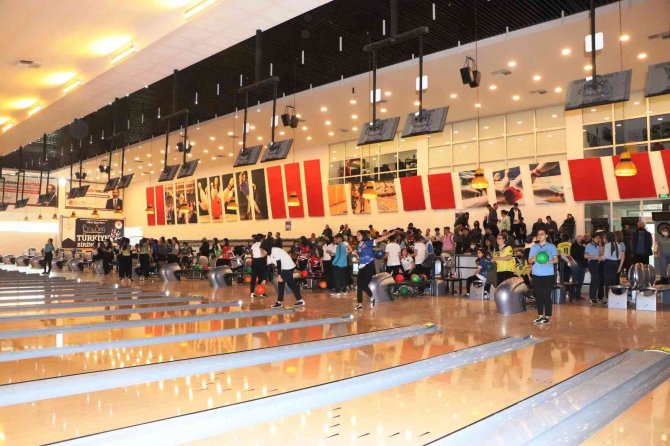 Türkiye’nin En Büyük Bowling Salonunda Şampiyona Heyecanı