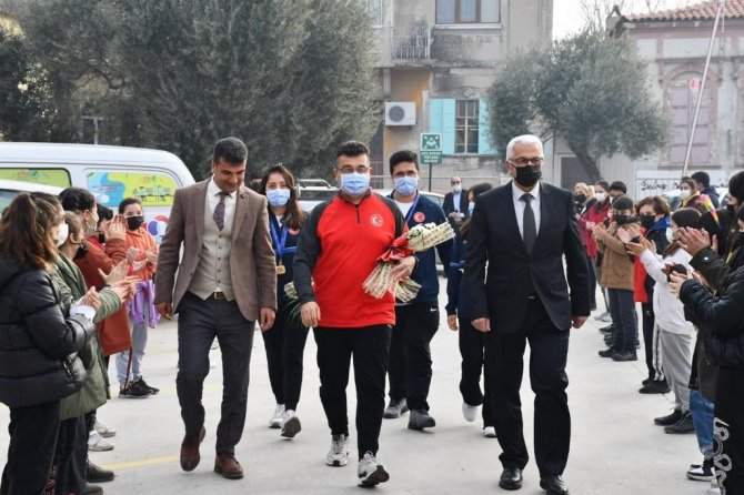 Yatağan’ın Dünya Rekortmeni Okçuları Çiçeklerle Karşılandı
