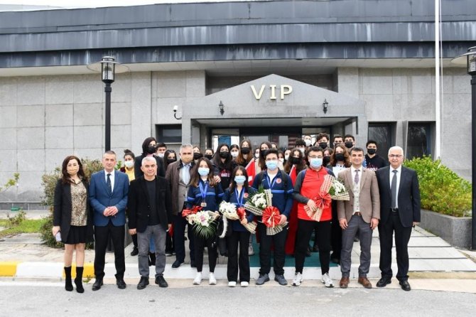 Yatağan’ın Dünya Rekortmeni Okçuları Çiçeklerle Karşılandı